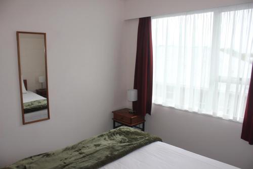 Ein Bett oder Betten in einem Zimmer der Unterkunft Kapiti Gateway Motel