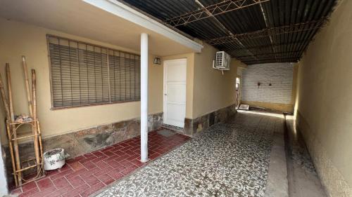 een lege hal van een gebouw met een deur bij Departamento en el corazón de Los Corralitos in Guaymallen