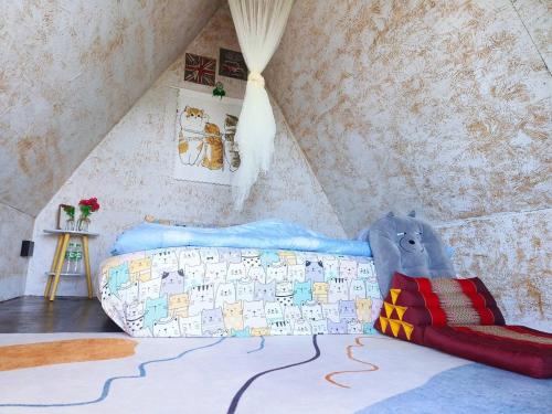 ein Schlafzimmer mit einem Bett mit einem Elefanten drauf in der Unterkunft SZ Samui Glamping in Ban Sa Ket