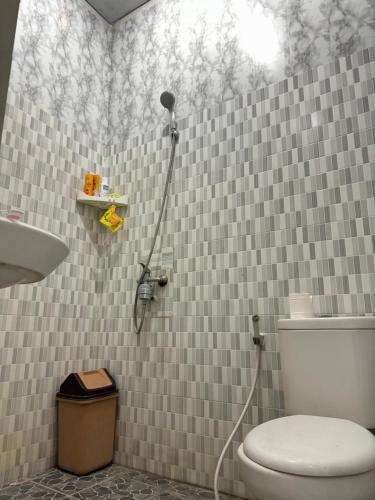 La salle de bains est pourvue de toilettes et d'une douche. dans l'établissement Guest House Home 46 Bali, à Canggu