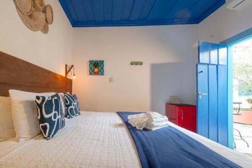 Cama o camas de una habitación en Casas do Pátio Pousada & Bar
