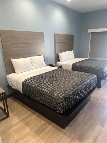 M&M Inn and Suitesにあるベッド