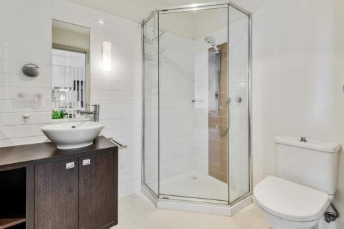 een badkamer met een douche, een toilet en een wastafel bij Convenient Kensington living Great Location in Melbourne