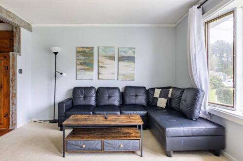Χώρος καθιστικού στο Cozy 3B2Ba Home with huge backyard and Gym