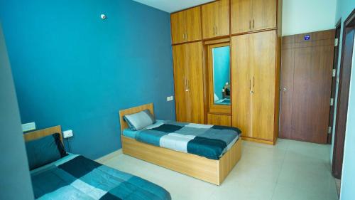 Ένα ή περισσότερα κρεβάτια σε δωμάτιο στο Hotel O by OYO Local Square Manyata