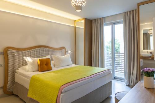 Postel nebo postele na pokoji v ubytování Coco-Mat Hotel Nafsika