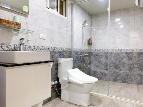 Un baño con inodoro, lavabo y ducha. en 綠意山莊 Greenforest, en Yuanli