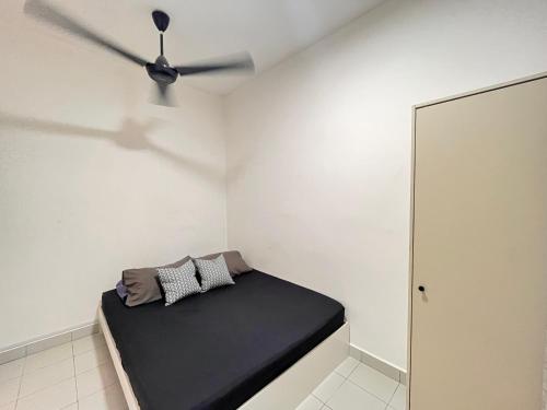 a room with a bed with a ceiling fan at Homestay Bandar Mahkota Banting in Banting