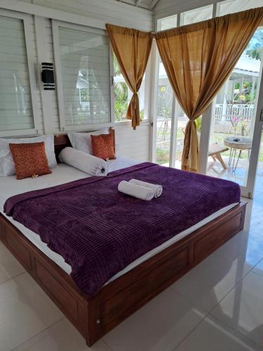 - un grand lit avec 2 serviettes dans l'établissement The Palms Penida, à Toyapakeh