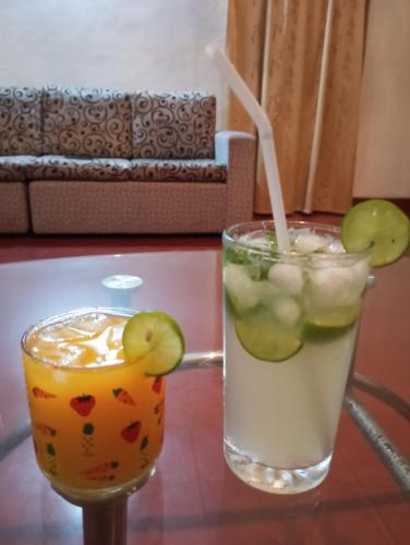 a cocktail and a drink on a table at Dishari Tangalle in Tangalle