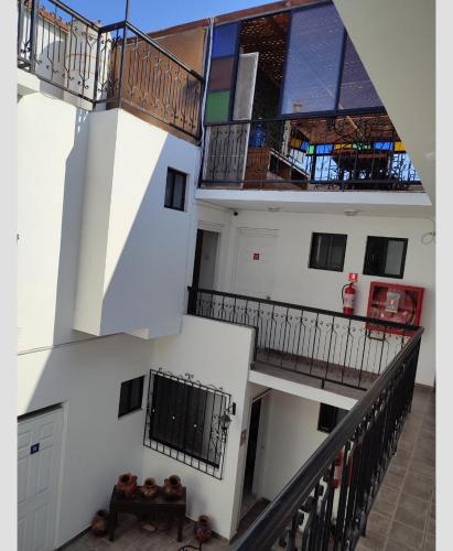 アリカにあるAlto Chinchorro Hostelの2階建てで窓のある階段がある建物