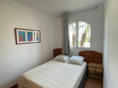 Casa Mont-roig del Camp, 3 dormitorios, 6 personas - ES-9-172 في El Casalot: غرفة نوم صغيرة بها سرير ونافذة