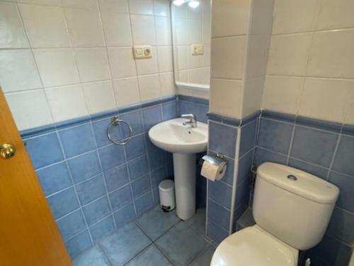 baño azul y blanco con aseo y lavamanos en Casa Mont-roig del Camp, 3 dormitorios, 6 personas - ES-9-172, en El Casalot