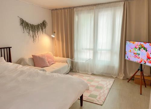 um quarto com uma cama e uma televisão de ecrã plano em Stay Yeoun Jogak - near Shindaebang Station Boramae Hospital & Park Hongik University Airport Bus near Sindorim, Gangnam em Seul