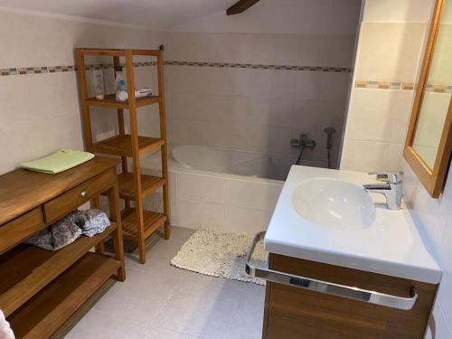 une salle de bain avec un lavabo et une baignoire dans l'établissement Grande maison luxe avec piscine, à Mandelieu-la-Napoule