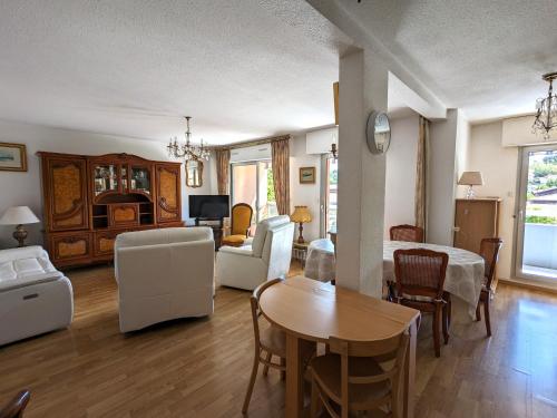 un salon avec un canapé et une table dans l'établissement Lumineux T3 avec Balcons et Parking - Centre Arcachon, Résidence Magellan, Proche Plage & Commerces - FR-1-420-149, à Arcachon