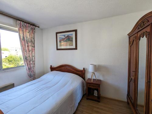 une chambre avec un lit et une fenêtre dans l'établissement Lumineux T3 avec Balcons et Parking - Centre Arcachon, Résidence Magellan, Proche Plage & Commerces - FR-1-420-149, à Arcachon