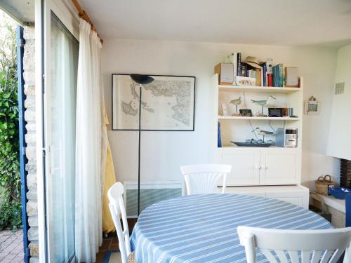 une salle à manger avec une table et des chaises bleues et blanches dans l'établissement Maison charmante à 300m plage, proche port, 3 chambres, jardin, terrasse, parking - FR-1-639-118, à Arzon