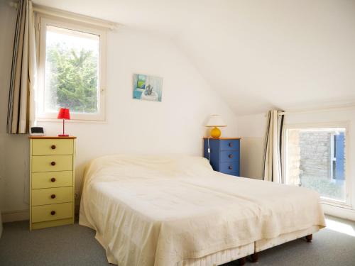 une chambre blanche avec un lit et une fenêtre dans l'établissement Maison charmante à 300m plage, proche port, 3 chambres, jardin, terrasse, parking - FR-1-639-118, à Arzon