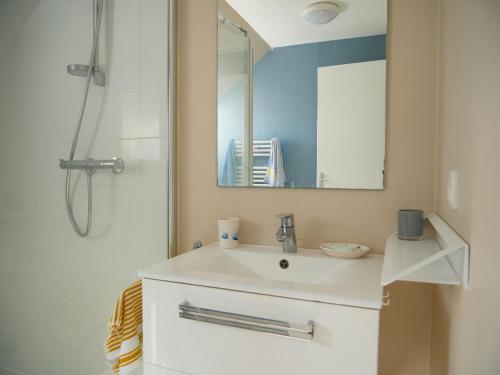 une salle de bain avec un lavabo et un miroir dans l'établissement Maison charmante à 300m plage, proche port, 3 chambres, jardin, terrasse, parking - FR-1-639-118, à Arzon