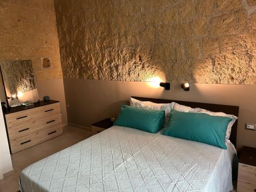 una camera con un letto con due cuscini blu di Mirea Garden apartment a Napoli