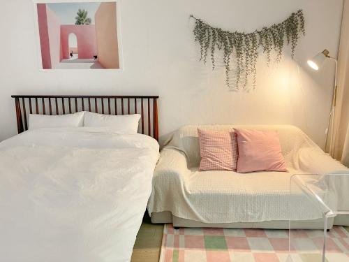 um quarto com uma cama e um sofá em Stay Yeoun Jogak - near Shindaebang Station Boramae Hospital & Park Hongik University Airport Bus near Sindorim, Gangnam em Seul