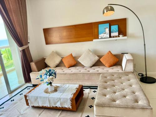 sala de estar con sofá y mesa en Sealink Ocean Vita Condotel Mui Ne 2PN, en Ấp Phú Tịnh (2)
