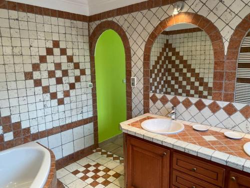 une salle de bain avec une baignoire et un lavabo et une baignoire dans l'établissement Propriété Maria avec grande piscine, à Vallauris