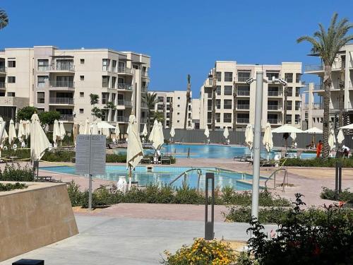 Fotografie z fotogalerie ubytování Ground chalet 2 bedrooms marina 2 marassi Direct to swimming pool v destinaci El Alamein