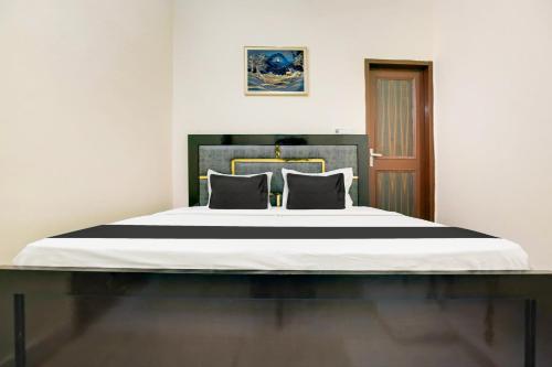 Cama ou camas em um quarto em OYO Sunrise Guest House