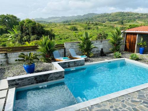 Bazén v ubytování Refuge PêBê Joli logement au coeur d'un immense jardin tropical nebo v jeho okolí