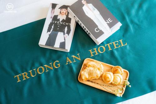un libro y una cesta de pan y una revista en Trường An Hotel, en Hoàng Ngà