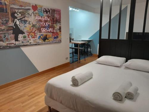 una camera da letto con un letto e asciugamani di Studio Marin ad Arcueil
