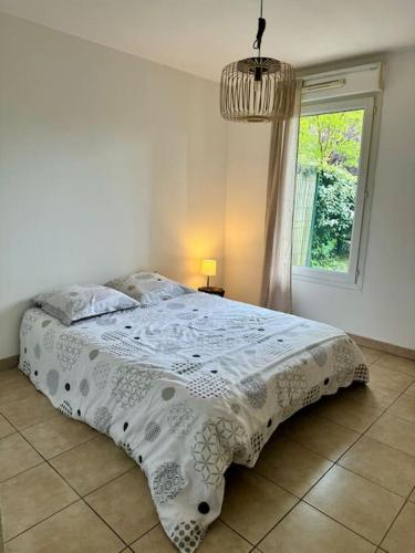 Ce lit se trouve dans un dortoir doté d'une fenêtre et d'un couvre-lit. dans l'établissement T3 - Spacieux et au calme - Avec jardin privatif, à Saint-Laurent-de-Médoc