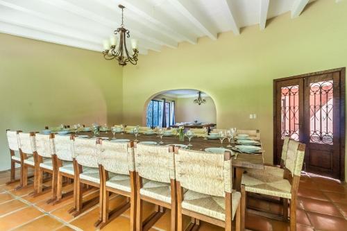 a dining room with a long table and chairs at Casona de Elefantes Boutique Hotel in Cuernavaca