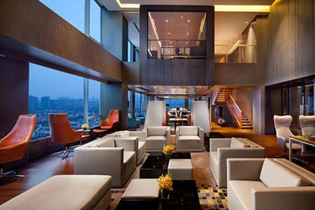 崑山市にあるCrowne Plaza Kunshan, an IHG Hotelのソファと椅子付きの広い客室です。