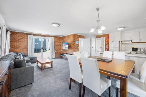Fotografie z fotogalerie ubytování Sponars Onshore - 2BR Apartment l Pet-Friendly l WiFi l Air-Con l Fenced Backyard v destinaci Jindabyne