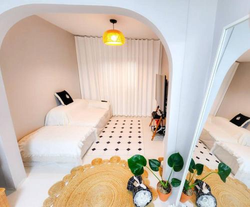 1 dormitorio pequeño con 2 camas y mesa en Daejeon St Entire House, en Daejeon