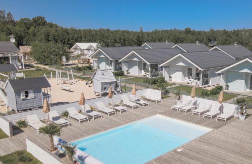 - une vue aérienne sur une maison avec une piscine dans l'établissement Pastelowe Domki Wicie, à Wicie