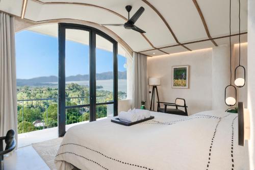 een slaapkamer met een groot bed en een groot raam bij Oculus Bali in Kintamani
