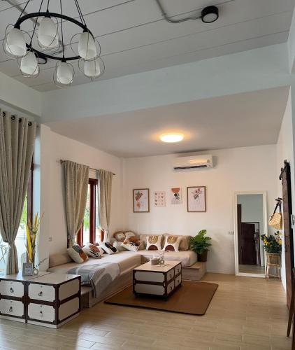 a living room with a bed and a couch at Jc Pran บ้านพัก in Sam Roi Yot