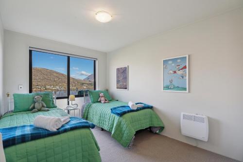 Katil atau katil-katil dalam bilik di Remarkable Views - Queenstown Holiday Home