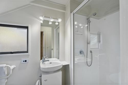 Bilik mandi di Remarkable Views - Queenstown Holiday Home