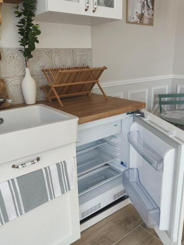 une cuisine avec des tiroirs ouverts et un évier dans l'établissement Le studio de Chloé en Provence, à Fourques