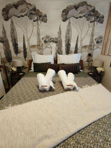 - une chambre avec un lit doté d'oreillers blancs et d'arbres dans l'établissement Le studio de Chloé en Provence, à Fourques