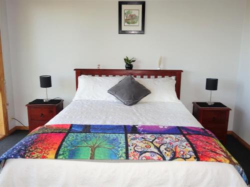 Ένα ή περισσότερα κρεβάτια σε δωμάτιο στο Queen Room with Balcony - Kookaburra Retreat Homestay