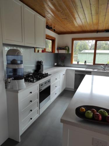 Η κουζίνα ή μικρή κουζίνα στο Queen Room with Balcony at Kookaburra Retreat