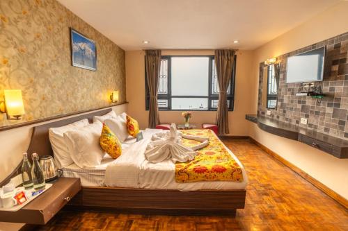 een hotelkamer met een bed in een kamer bij Muscatel Fairmont – 100 Mts from Mall Road in Darjeeling