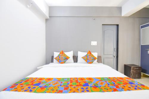 sypialnia z łóżkiem z kolorowym kocem w obiekcie FabHotel Happy Stay In w mieście Hinjewadi