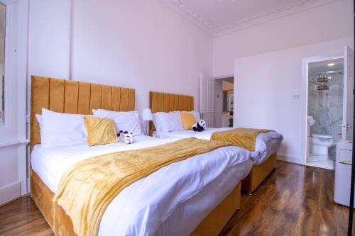 - deux lits dans une chambre avec deux animaux rembourrés dans l'établissement Luxurious Apartments on Oxford Street, à Londres